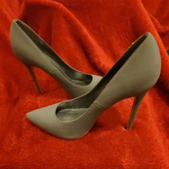 **SOLD**Classic Gray High Heels by Shoe Republic - Picture 4 of 8